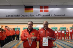 DBKV Sportwart Herren Andreas Siemon (links) und<br>
DKF Sportdirektor Henning v. Nielsen beim Wimpeltausch