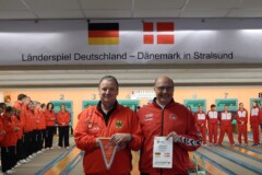 DBKV Sportwart Herren Andreas Siemon (links) und<br>
DKF Sportdirektor Henning v. Nielsen beim Wimpeltausch