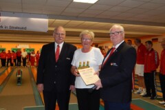 Auszeichnung mit der Ehrennadel des DBKV Rosemarie Meinhardt (Mitte)<br>
durch den DBKV Vizepräsident Frank Ziegler (links) und den DBKV Präsident Jürgen Ketelhake