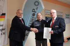 v.l.n.r.: DBKV Vizepräsident Frank Ziegler, Harry F. Piehl (Fa. Sport Piehl) und<br>
DBKV Präsident Jürgen Ketelhake nach der Unterzeichnung des Sponsorenvertrages