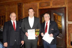 Auszeichnung mit der Ehrennadel des DBKV in Bronze<br>
Torsten Hochmann (Mitte) durch den DBKV Vizepräsident Frank Ziegler (links) und DBKV Präsident Jürgen Ketelhake