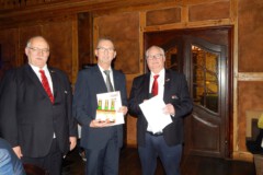 Auszeichnung mit der Ehrennadel des DBKV in Bronze<br>
Joachim Rasch (Mitte) durch den DBKV Vizepräsident Frank Ziegler (links) und DBKV Präsident Jürgen Ketelhake