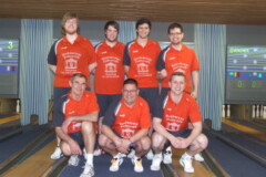 <b>Komba-Holstein Pinneberg</b><br/>
(Meister 2017/2018)<br/>
Hinten von links: Marco Hebisch, Hendrik Haack, Daniel Baibatschev und Mervyn McCreight<br/>
Vorne von links: Hans-Jürgen Schulz, Jörg Brustmann und Jannik Haack