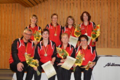 <b>KSC Carat Bremen</b><br/>
Hinten von links: Anja Reinicke, Ute Fromm, Daniela Efler und Simone Grziwa<br/>
Vorne von links: Jens Fromm (Trainer), Ute Wachtendorf, Silvia Albert und Karin Thoden