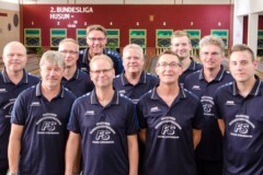 <b>Sportfreunde Husum</b><br/>
hintere Reihe von links: Kai Christensen, Danny Lem<br/>
mittlere Reihe von links: Andreas Carstensen, Gunnar Maronde, Frank Stöhrmann, Karl-Uwe Larsen<br/>
vordere Reihe von links: Kai Petersen,
Sönke Brauer, Carsten Dirks, Malte Stöhrmann