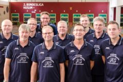 <b>Sportfreunde Husum</b><br/>
hintere Reihe von links: Kai Christensen, Danny Lem<br/>
mittlere Reihe von links: Andreas Carstensen, Gunnar Maronde, Frank Stöhrmann, Karl-Uwe Larsen<br/>
vordere Reihe von links: Kai Petersen,
Sönke Brauer, Carsten Dirks, Malte Stöhrmann