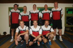 <b>Verein Itzehoer Sport Kegler</b><br/>
Hinten von links: Peter Voigt, Peter Graßhoff, Stephan Zipkat, Dirk Herre und Ingo Nowak<br/>
Vorne von links: Sven Hendrik Pewe, Hermann Thiesen und Axel Maaß