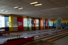 Fahnenschmuck links in der Halle