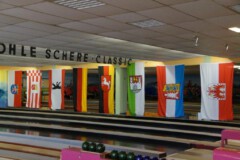 Fahnenschmuck rechts in der Halle