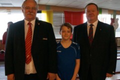 von links: Frank Ziegler, Medaillenjunge Bennet und Hans Herbert Hain