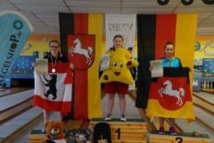 Siegerehrung U18 weiblich Einzel (von links):<br>
2. Platz Berliner SKV<br>
1. Platz KKBV Harz<br>
3. Platz JSG Braunschweiger Land
