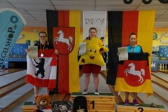 Siegerehrung U18 weiblich Einzel (von links):<br>
2. Platz Berliner SKV<br>
1. Platz KKBV Harz<br>
3. Platz JSG Braunschweiger Land