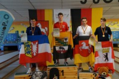 Siegerehrung U18 männlich Einzel (von links):<br>
2. Platz JSG Holstein Ost<br>
1. Platz KKV Stendal<br>
3. Platz VCK Celle und Berliner SKV