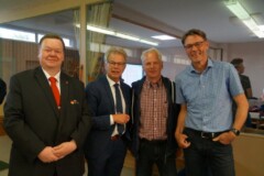 <b>Die Redner (von links):</b><br>
stellvertretender Jugendwart des DKB Hans Herbert Hain,<br>
der stellvertretene Bürgervorsteher der Stadt Husum Herr Peter Empen,<br>
der "Schatzmeister" des VHK Husum Werner Rudolph und<br>
der Vorsitzende des VHK Husum Kai Christensen