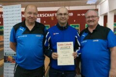 Ehrennadel in Bronze an<br>
Maik Jäger vom KSC Viktoria Neu Plötzin<br>
überreicht von Thomas Cassube und Jörg Gresch