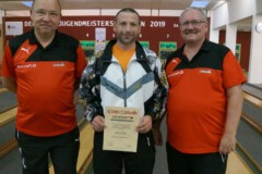 die DBKV-Ehrennadel in Bronze an<br>
Sascha Hoppe KC Nordlichter Bremerhaven