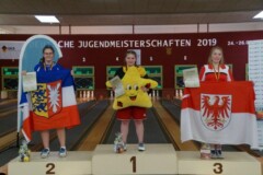 <b>Einzel weibliche U18</b><br>
2. Platz Merle Stöhrmann vom VHK Husum (866 Holz)<br>
1. Platz Lucy Lindner vom KKBV Harz (890 Holz)<br>
3. Platz Sarah Lieske vom KFV Havelland (863 Holz)