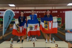 <b>Einzel männliche U18</b><br>
2. Platz Christoph Kähler von der JSG Holstein Ost (874 Holz)<br>
1. Platz Marvin Skriwanek vom KV Nordwestmecklenburg (879 Holz)<br>
3. Platz Hauke Böttjer von der JSG Holstein Ost (873 Holz)