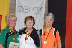 <b>Einzel Damen C</b><br>
2. Gerda Miehe (KV Altmark-West/SAW)<br>
1. Monika Schultze (VBK Bielefeld)<br>
3. Loni Hirsch (Berliner SKV)