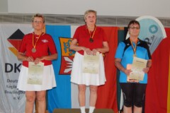 <b>Einzel Damen B</b><br>
2. Platz Helga Okatz (Cuxhavener SKV)<br>
1. Platz Monika Clausen (SG Bordesholm / Rendsburg)<br>
3. Platz Margit Riemer (KFV Potsdam-Mittelmark)