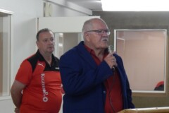 Vorsitzender des Sport-Kegler-Verein Kiel<br>
Uwe Oldenburg,<br>
im Hintergrund DBKV-Sportwart Andreas Siemon