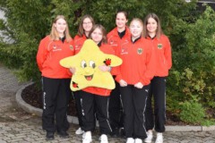 Die weibliche U18 Jugendnationalmannschaft mit Betreuerin Sharon Gerkhardt