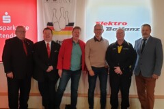 die offiziellen Redner (von links)<br/>
DBKV-Sportdirektor Erich Moldenhauer (Gast)<br/>
1. stellvertretender Jugendwart des DKB Hans-Herbert Hain<br/>
Präsidentin des Kreissportbundes Carola Schulz<br/>
Vizepräsident des Landessportbundes Sachsen-Anhalt Axel Schmidt<br/>
Vizepräsident Kegeln und Bowling Sachsen-Anhalt Klaus-Erich Rumpelt<br/>
1. Vorsitzender des Klädener SV Heiner Kumpe