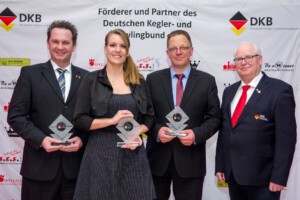 <b>DKB-Gala des Kegel- und Bowlingsports 2020</b><br />
Sportler des Jahres Kai Ludorf (SG ETV / Phönix Kiel),<br />
Sportlerin des Jahres Katharina Franke (Union Oberschöneweide),<br />
Trainer des Jahres Andreas Mai (Klädener SV) und<br />
DBKV-Präsident Jürgen Ketelhake<br />
(von links nach rechts, Foto: Kai Christensen)