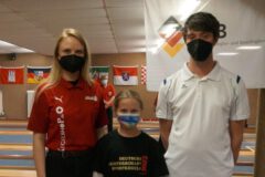 v.l. Jennifer Schauer, Medaillenmädchen Mia Kiehn und Florian Cammann