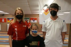 v.l. Jennifer Schauer, Medaillenmädchen Mia Kiehn und Florian Cammann