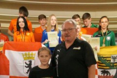 Medaillenmädchen Mia Kiehn erhält ein Präsent