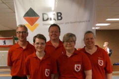 Die Schiedsrichter (v.l.)<br>vorne Chantal Cassube, Sabine Willprecht,<br>hinten Rainer Malz, Hans-Herbert Hain und Britta Hain