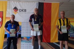 <b>Einzel Herren B</b><br>
2. Platz Peter Stahs (Kegelsportverein Georgsmarienhütte und Umgebung)<br>
1. Platz Robert Neumann (Vereinigung Hannoverscher Kegler von 2000)<br>
3. Platz Detlef Mattig (KKV Salzland)