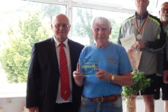 Lothar Frei wird von Dieter Arnold als Sportler des Jahres 2021 geehrt