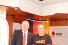 Susanne Ziegler wird von Frank Ziegler als Trainerin des Jahres 2021 geehrt