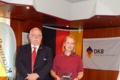 Nancy Prievenau wird von Frank Ziegler als Sportlerin des Jahres 2021 geehrt