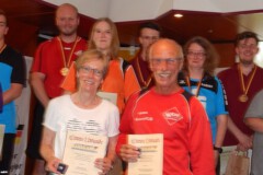 Silke Schulz und Hans-Peter Buschbeck von der Cuxhavener Sportkegler Vereinigung erhalten die Ehrennadel des DBKV in Silber