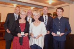 erhielten für den 1. Einsatz in der Nationalmannschaft die Plakette "Nationalspieler" bzw. "Nationalspielerin"<br>v.l.n.r.: Pascal Lötzsch, Silvia Neumann,
Johannes Rüsch, Jutta Wunderlich, Fabian Langer und Christoph Kähler