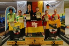 <b>Doppel U14 weiblich</b><br>
2. Platz Charlotte Knels / Merle Zimmermann (KV Börde)<br>
1. Platz Gerthie McPherson / Svea Jünemann (JSG Braunschweiger Land)<br>
3. Platz Clara Schreiber / Charlotte Schreiber (KKV Stendal)