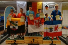 <b>Doppel U14 männlich</b><br>
2. Platz Ben Koetzsche / Pascal Helmholz (KKV Stendal)<br>
1. Platz Lennart Stoof / Artur Hoppe (KFV Dahme-Spreewald)<br>
3. Platz André Borchardt / Philipp Ast (KV Landkreis Rostock)