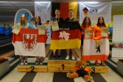 <b>Doppel U18 weiblich</b><br>
2. Platz Alexa Radigk / Talea Schultz (KFV Dahme-Spreewald)<br>
1. Platz Maleen Kraul / Mira Kraul (JSG Braunschweiger Land)<br>
3. Platz Laila Linke / Josephin Liss (Berliner SKV)