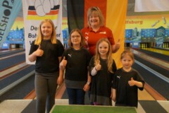 v. l. Emely, Liah Malou, Rebecca und Leonie mit Andrea Schultz