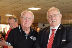 die Siegerehrungen nehmen der Ehrenpräsident des DKB und der Vizepräsident des DBKV Frank Ziegler vor