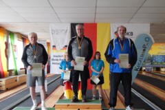 <b>Einzel Herren C</b><br>
2. Platz Helmut Schie (KV Wolfsburg u. Umgebung)<br>
1. Platz Ronald Schlimper (KV Wolfsburg u. Umgebung)<br>
3. Platz Klaus-Jürgen Müller (Verein Göttinger Kegler)