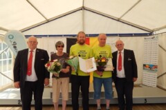 DBKV-Präsident Dieter Arnold (rechts) und DBKV-Vizepräsident Frank Ziegler (links) überreichen<br>
Marie-Luise Sriefeling (Geschäftsführerin des Lüneburger KV, 2. v.l.) und<br>
Klaus Jänsch (1. Vorsitzender des Lüneburger KV, 3. v.l.)<br>
die Ehrennadel des DBKV in Bronze<br>
Herbert Zotzmann (Sportwart des Lüneburger KV, 4. v.l.) erhält die Ehrenurkunde des DBKV zum 110. Jubiläum<br>stellvertretend für den Vorstand und das Orga-Team des Lüneburger KV anläßlich der Deutschen Meisterschaft 2023