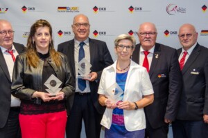 <b>DKB-Gala des Kegel- und Bowlingsports 2023</b><br />
DBKV-Sportdirektor Erich Moldenhauer,<br />
Trainerin des Jahres Manuela Scheffler,<br />
Sportler des Jahres Robert Neumann,<br />
Sportlerin des Jahres Ute Wachtendorf,<br />
DKB-Präsident Uwe Oldenburg und<br />
DBKV-Präsident Dieter Arnold<br />
(von links nach rechts, Foto: Kai Christensen)
