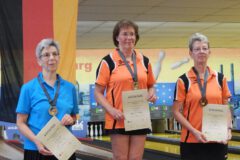 <b>Einzel Damen B</b><br>
2. Platz Ute Wachtendorf (KV Bremerhaven)<br>
1. Platz Cathrin Kracht (Berliner SKV)<br>
3. Platz Kathrin Hammer (Berliner SKV)