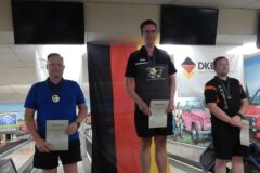 <b>Einzel Herren A</b><br>
2. Platz Jens Kohlenberg (KV Bremerhaven)<br>
1. Platz Jörn Cordes (Verein Nordenhamer Sportkegler von 1925)<br>
3. Platz André Franke (Berliner SKV)