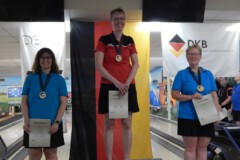 <b>Einzel Damen A</b><br>
2. Platz Claudia Lippka (KV Bremerhaven)<br>
1. Platz Kerstin Falldorf (Peiner Kegler Verein v. 1927)<br>
3. Platz Silvia Albert (KV Bremerhaven)