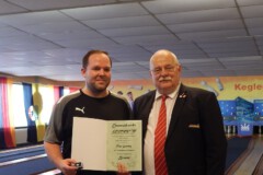 Tim Gambig vom KV Wolfsburg erhält die DBKV-Ehrennadel in Bronze von DBKV-Vizepräsident Frank Ziegler